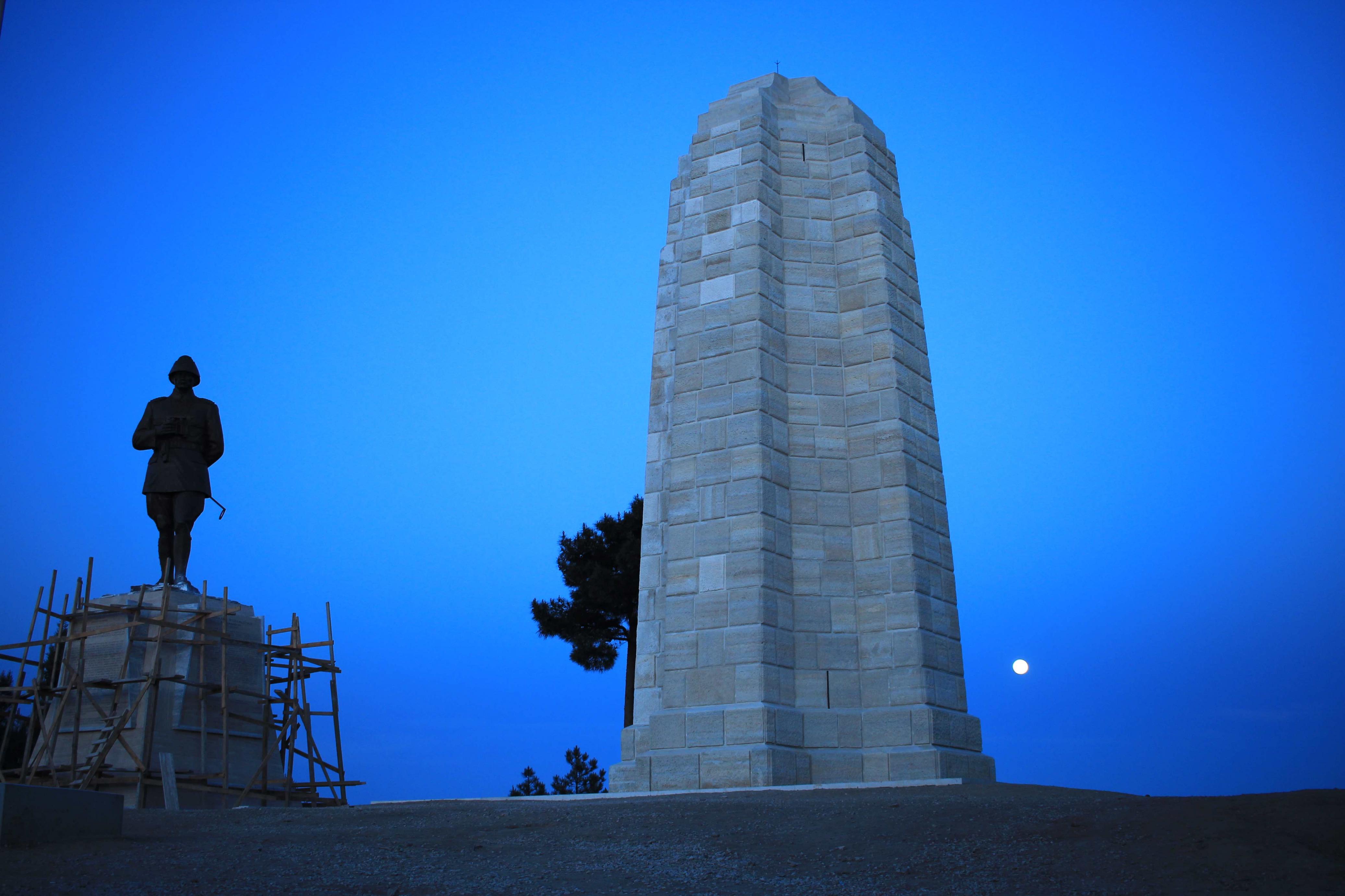 Atatürk Anit es un memorial dedicado a la guerra de Gallipoli, en la que fue clave la figura de Mustafa Kemal Atatürk.