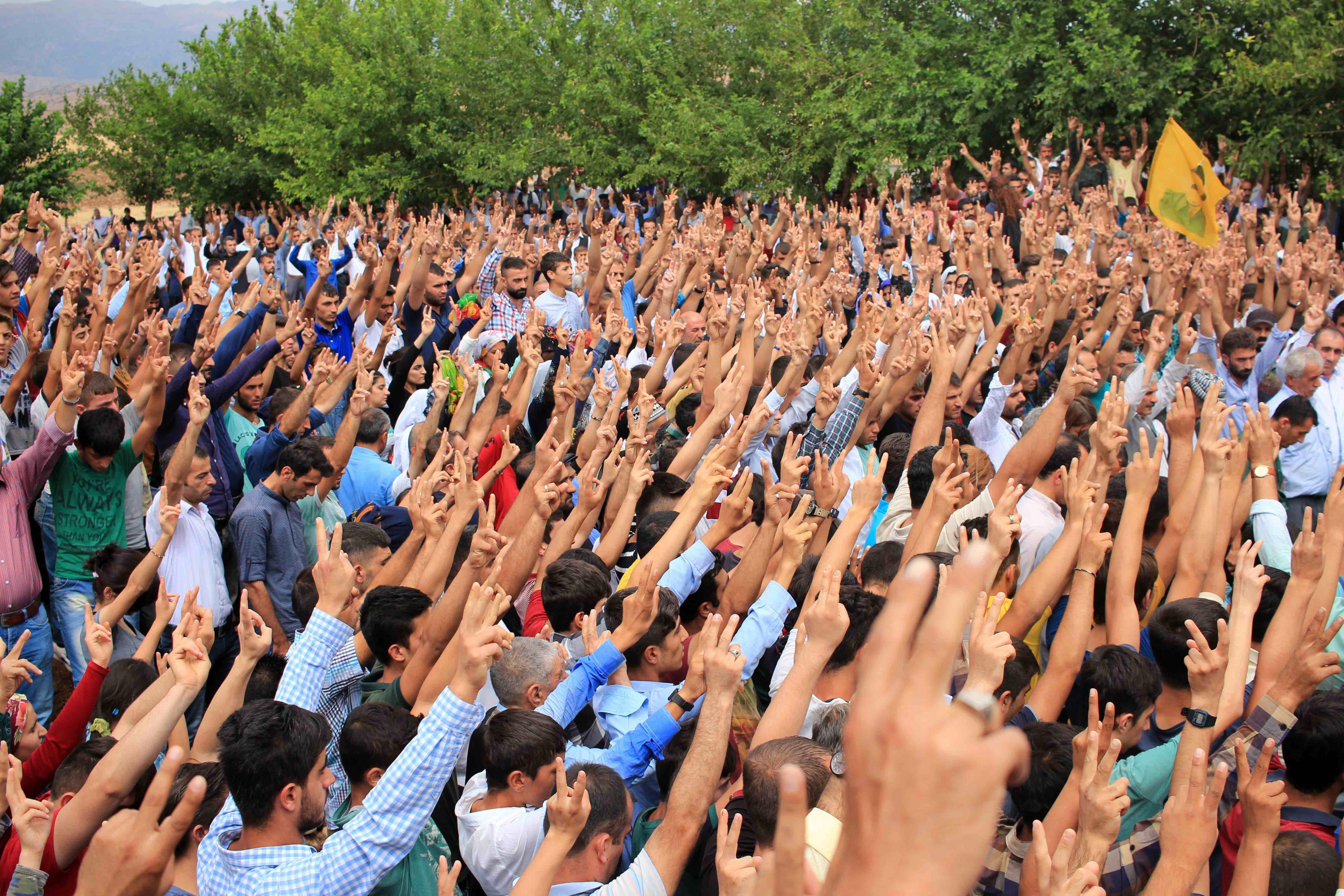 En agosto de 2015 miles de kurdos asistieron en Silopi al entierro de miembros  de la milicia urbana del PKK.