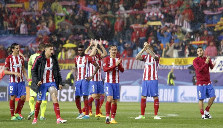 Los jugadores del Atlético de Madrid saludan a la afición al final del partido contra el Real Madrid. 