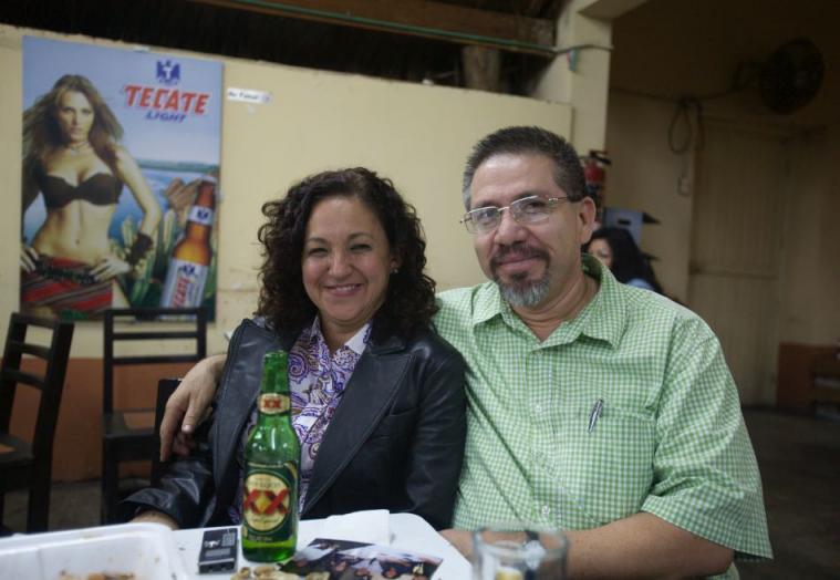 La autora del artículo, Sanjuana Martínez, con Javier Valdez, en Culiacán. 