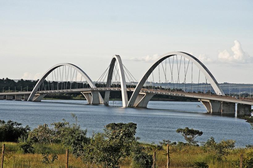 Vista lateral del Puente Juscelino Kubitschek, Brasilia.