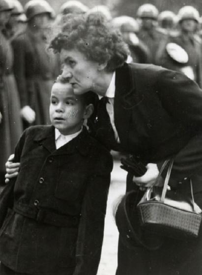 Laszlo Rajk, con 7 años, junto a su madre, Júlia Rajk, en el reentierro público de su padre en octubre de 1956. 