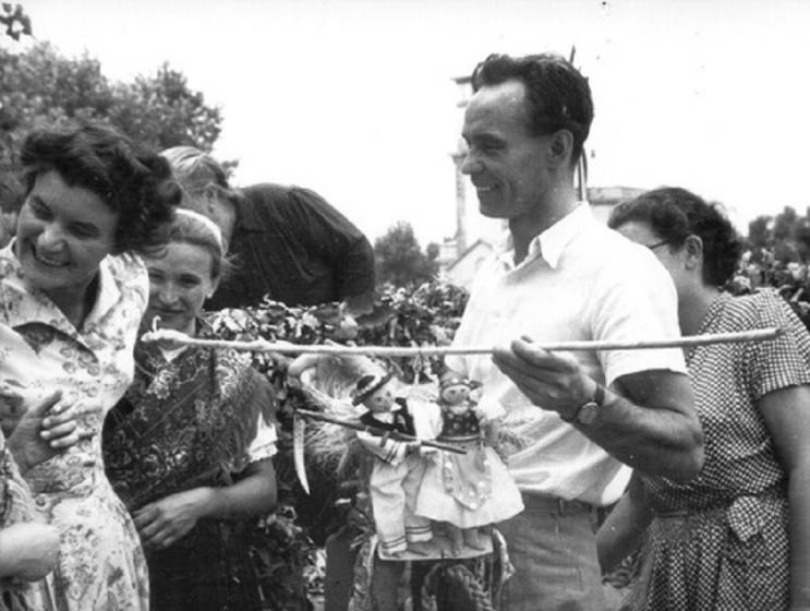 Laszlo y Julia Rajk en la ceremonia de la cosecha en 1947.
