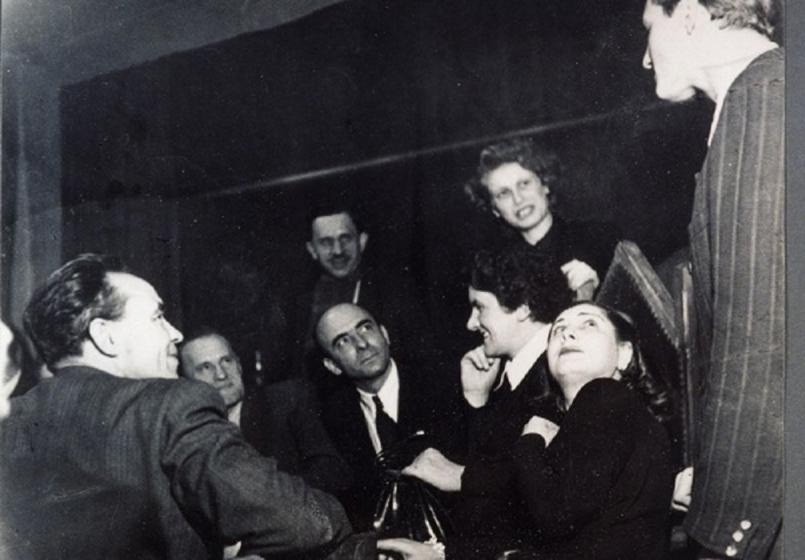 El matrimonio Rajk la víspera de Año Nuevo en el Teatro Nacional hungaro en 1948 con János Kádár, Tamás Major, Olga Siklós, Magda Olthy y Frigyes Marton.