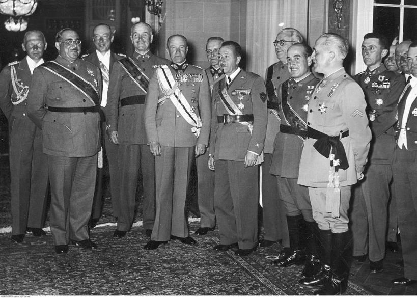 Queipo de Lllano (cuarto por la izquierda), reunido con altos mandos nazis y del régimen franquista en Berlín. 1939. 