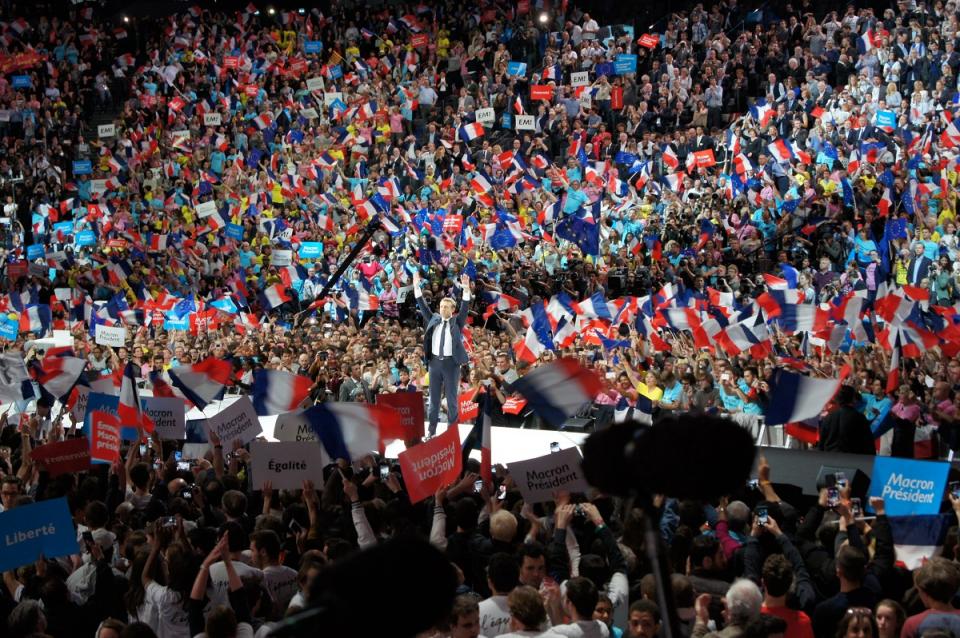 Los asistentes al mitin de Macron ondeaban banderas francesas y europeas. / E.B.
