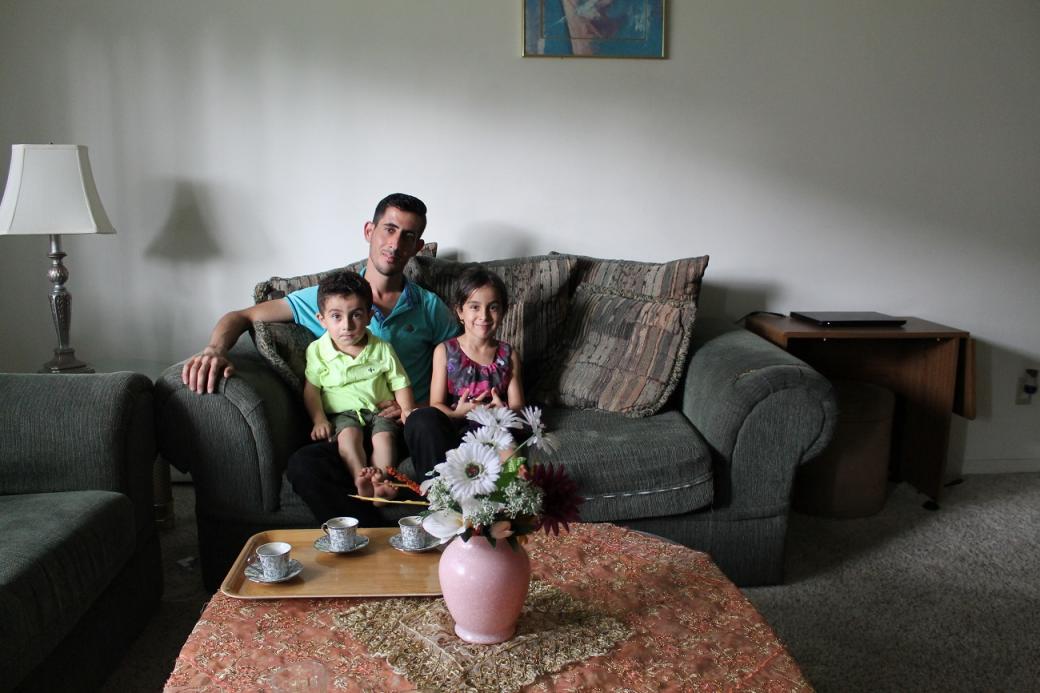 Nidal con sus dos hijos en el comedor de su casa en Bloomfield Hills. / POL JULIÀ