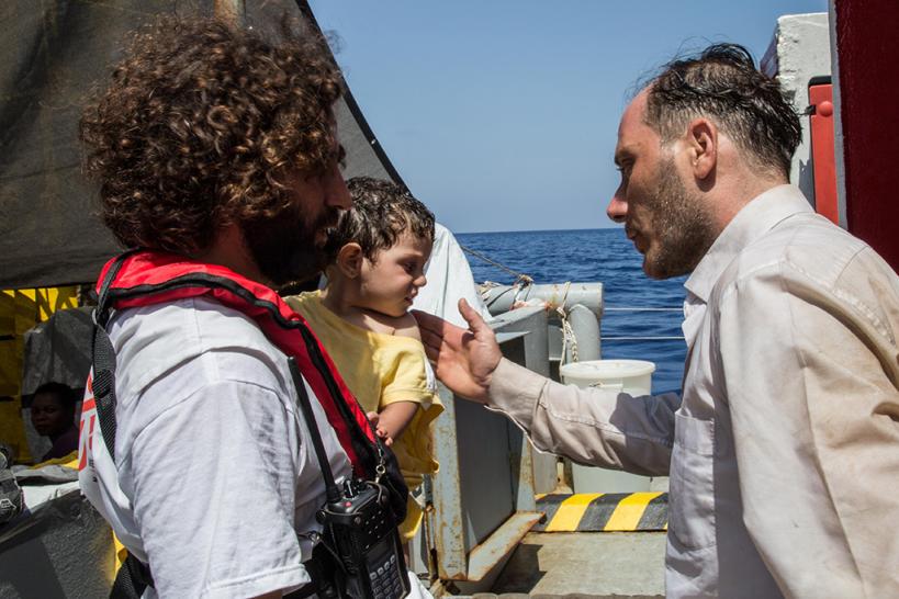 Mohamed (dcha) es de Palestina y salvó a su hija de un año, después de que se hundiera el barco en el que cruzaban el Mediterráneo el 5 de agosto. Fueron rescatados por el barco Dignity I de MSF.
