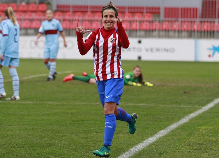 Sonia Bermúdez celebrando un gol durante un encuentro