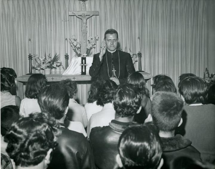 Monseñor Eduardo Boza Masvidal bendice a un grupo de niños cubanos residentes en Florida (1963). / Cortesía del archivo de la Barry University - Special Collections