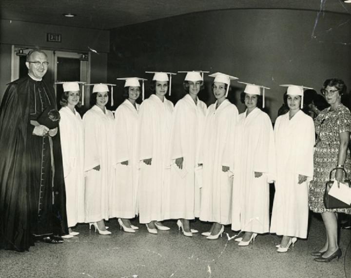 Monseñor Walsh en la graduación de un grupo de chicas cubanas en el Instituto de la Inmaculada (Florida). / Cortesía del archivo de la Barry University - Special Collections
