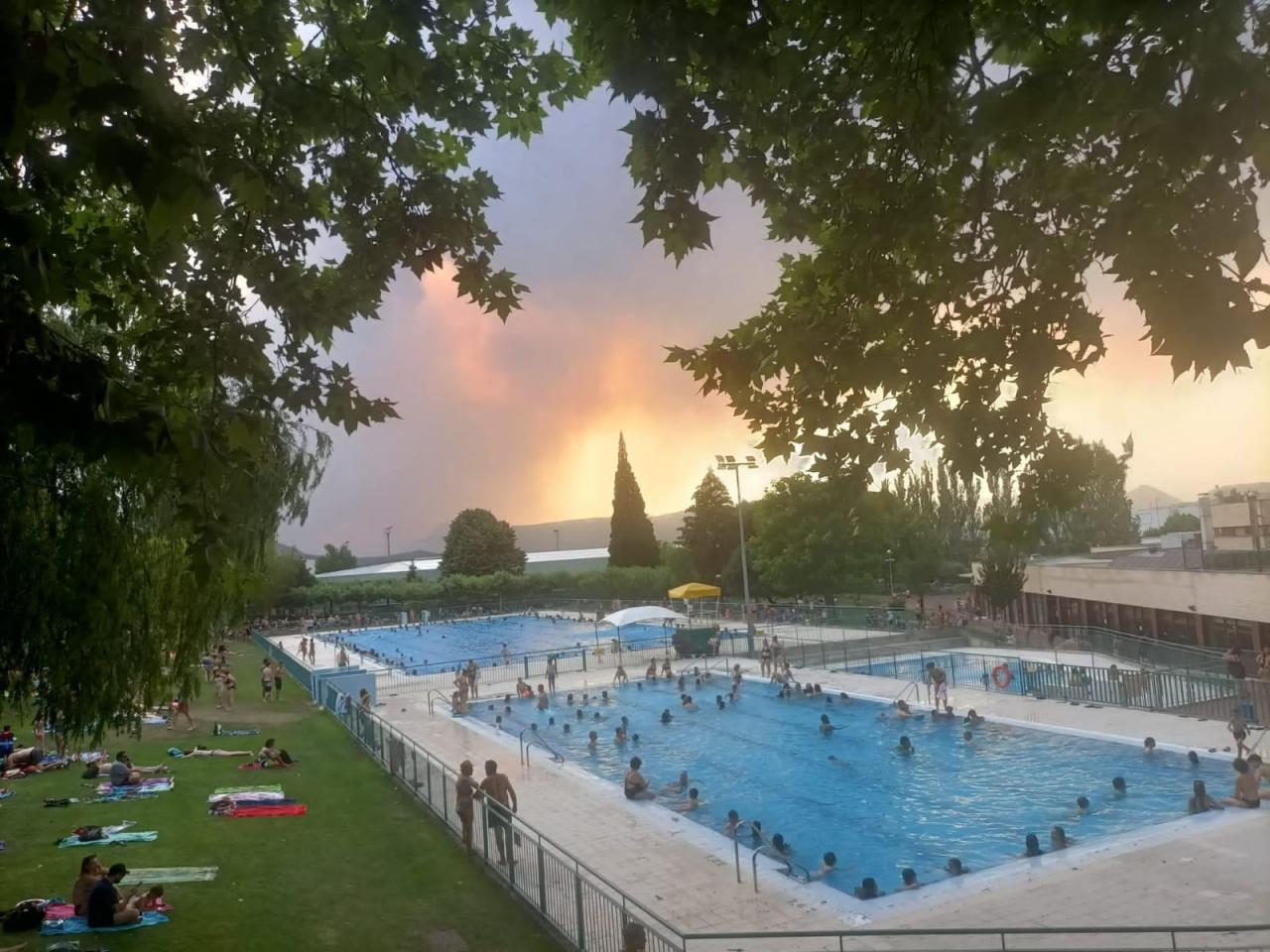 Imagen tomada desde la piscina municipal de Barañáin, Navarra, durante uno de los recientes incendios cerca de la zona. 