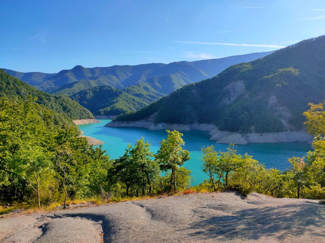 Lago de Ridracoli y las florestas del Casentino. 