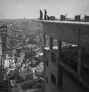 Extremo de una de las torres de la parte trasera, durante su construcción (1948-1953). 