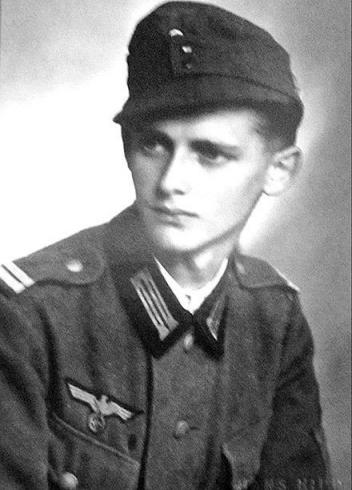 Michael Kast, con el uniforme nazi.