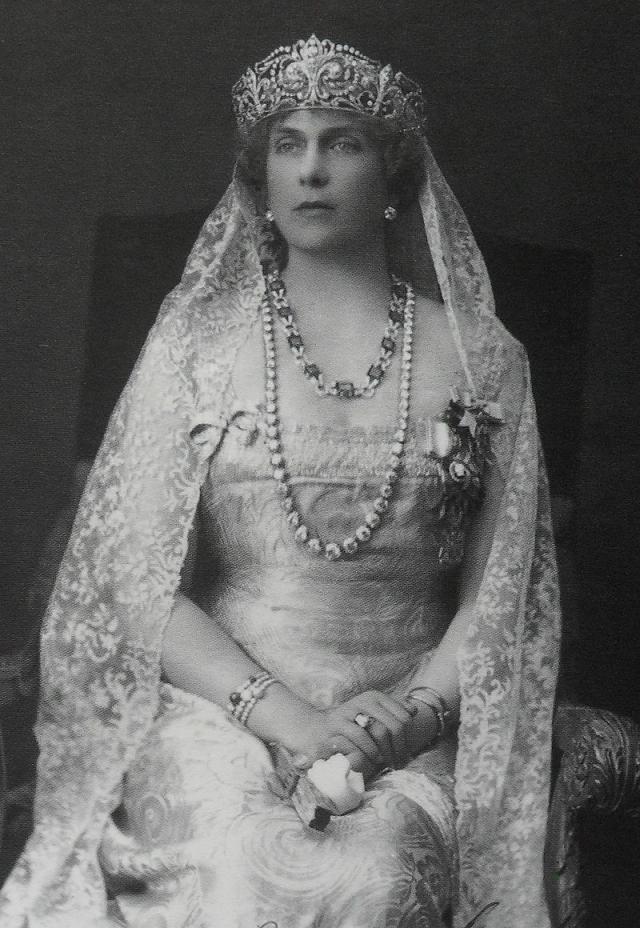 La reina Victoria Eugenia luciendo la Diadema de lises.