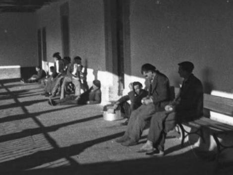 Enfermos en el claustro del monasterio de Valdediós en enero de 1937