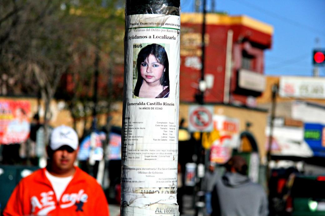Uno de los cientos de anuncio de búsqueda de una mujer desaparecida en el Zócalo de Juárez. / Clara Navascués