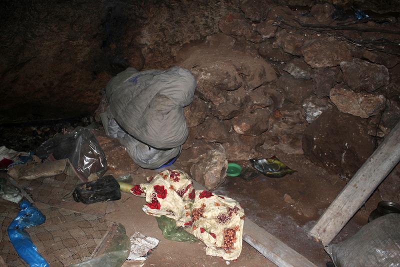 Interior de una de las cuevas del PKK en el área de Koruköy, en Nusaybin.