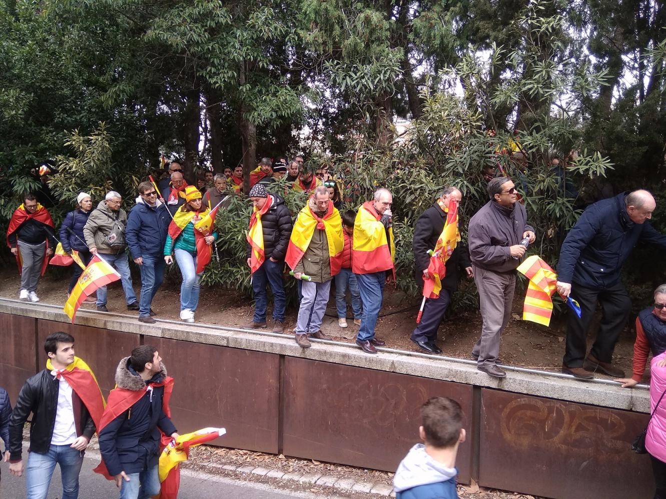 Un grupo de manifestantes caminando por la plaza de Colón