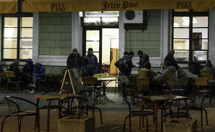 El Bar Suri es uno de los establecimientos en los que los migrantes varados en Belgrado se refugian del frío.