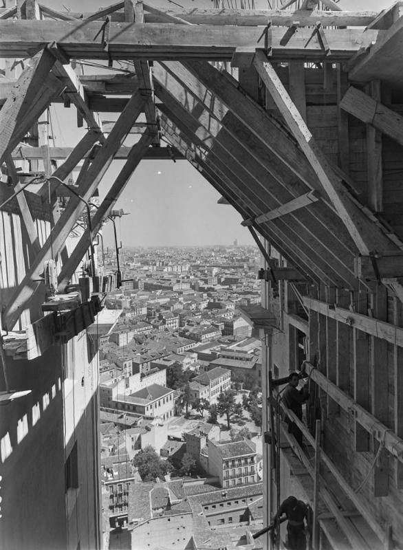 Vista desde una ventana en la parte trasera del edificio, durante su construcción (1948-1953).