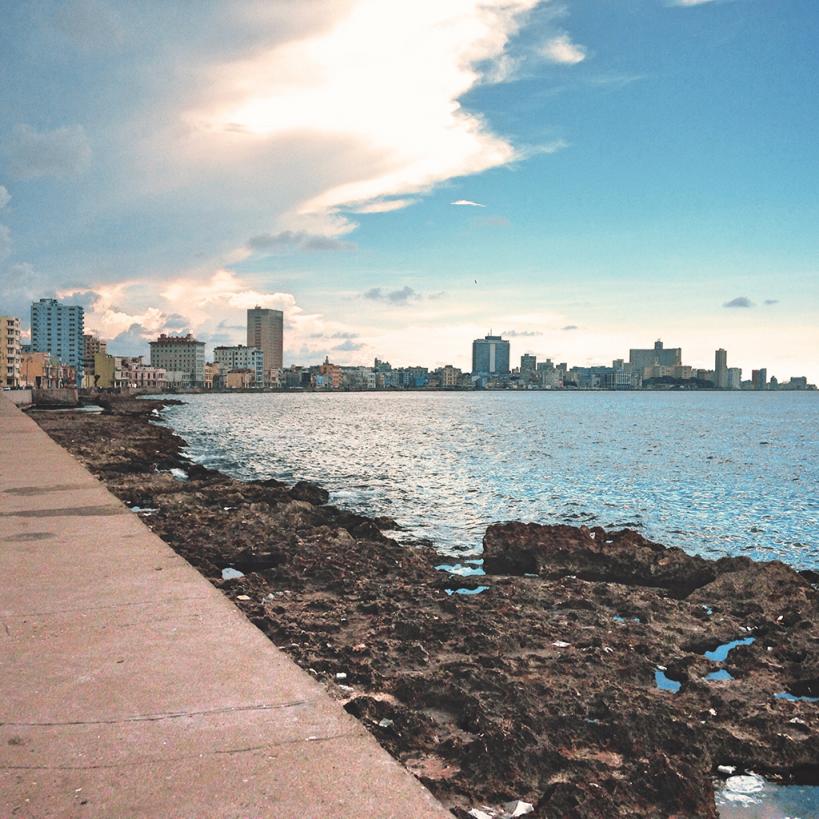 El Malecón, casi ocho kilómetros de muro de cemento.