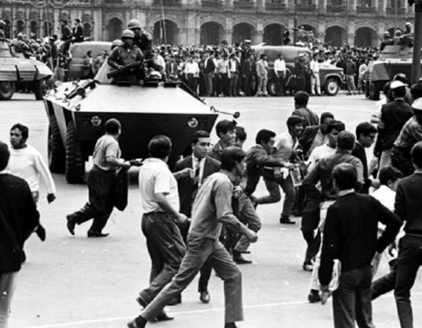 Persecución de estudiantes en la plaza del Zócalo, días antes de la matanza del 2 de octubre de 1968.