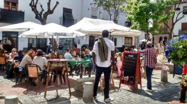 Los bares de Plaza Larga son uno de los principales reclamos (al fondo, un cuadro flamenco).