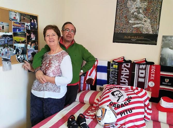 Manu Cabacas y Fina Liceranzu, padre y madre de Íñigo, en la habitación de su hijo