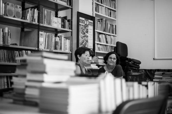 Carmen y Ángeles, en la biblioteca que la CNT en Jerez dedicó a la memoria de su abuelo Sebastián Oliva.