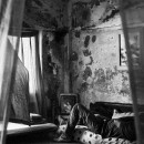 13 de julio de 2014. M. Costa descansa en su habitación de una fábrica abandonada.