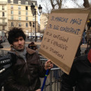 Un manifestante en la Plaza Léon Blume de París.