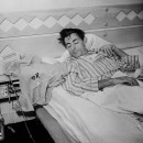 Fausto Coppi duerme la siesta al lado de su maillot amarillo, durante el Tour de Francia de 1952.