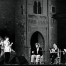 Enrique Morente acompañado a la guitarra por Juan y Pepe Habichuela en la Plaza de los Aljibes, La Alhambra, Granada, en 1994.
