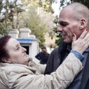  Una mujer saluda al nuevo ministro de Finanzas griego, Yanis Varoufakis, en Atenas.