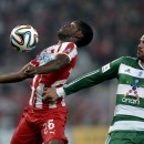  Nano (dcha), del Panathinaikos, se disputa el balón con Joel Campbell, del Olympiakos, durante un partido el pasado marzo en Atenas.