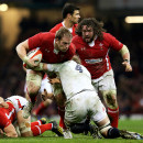 El galés Alun Wyn Jones intenta avanzar ante Joe Launchbury durante el torneo Seis Naciones celebrado en Cardiff en 2013. 