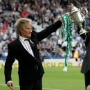 Rod Stewart posa con la Copa Escocesa del Celtic el 26 de mayo del 2007