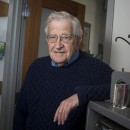 <p>Noam Chomsky, en su despacho del MIT, en Boston, en febrero de 2015.</p> (: Edu Bayer)