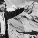 Reinhold Messner apunta a una fotografía del Everest, después de su ascenso sin oxígeno suplementario, en 1980.