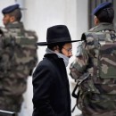 Soldados patrullan la puerta de un colegio judío en el barrio Le Marais de París. (: Jeff J Mitchell)
