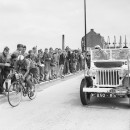 Zaaf se distancia del pelotón durante el Tour de Francia de 1951.