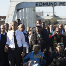 Barack Obama canta acompañado de los manifestantes de la marcha de Selma que cruzaron el puente Edmund Pettus hace 50 años.