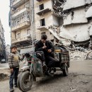 Un padre y un hijo recogen cosas de un edificio abandonado en el centro de Alepo. Miembros de Al-Qaeda se esconden en el área de Bustan al-Qaser donde se enfrentan al ejercito de al-Asad. (: GETTY IMAGES)