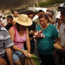 Agricultores temporeros y militantes del Sindicato Andaluz de Trabajadores (SAT) descansan para comer, durante la marcha organizada por el alcalde de Marinaleda en protesta por las reformas del Gobierno, en agosto de 2012. (: JON NAZCA)