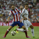 Juanfran disputa un balón ante Cristiano Ronaldo durante un partido en el Santiago Bernabeu.