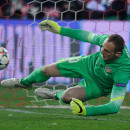 Jan Oblak para un penalti durante el partido contra el Bayer Leverkusen, el pasado 17 de marzo, en el Vicente Calderón.