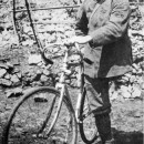 El ciclista Enrico Toti (1882-1916).