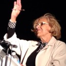 <p>Manuela Carmena saluda a sus seguidores, la noche del 24 de mayo de 2015 en Madrid. </p> (: Rosa Muñoz)